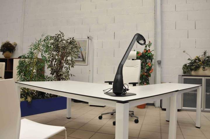 Bureau moderne avec lampe de table LED Saint-Étienne