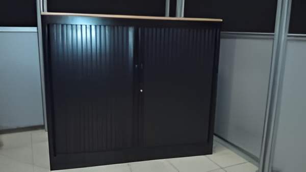 Armoire basse à rideau noir, dessus bois, hauteur 102, largeur 120. Quantité 2. 169,00 € HT unitaire