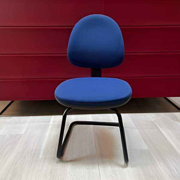 Chaise visiteur pied luge, tissu bleu. Quantité disponible: 20. 40,00 € HT unitaire