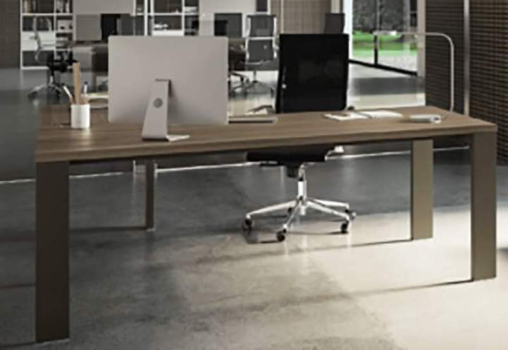 Bureau direction GO avec pied métal. À partir de 734,00 € HT