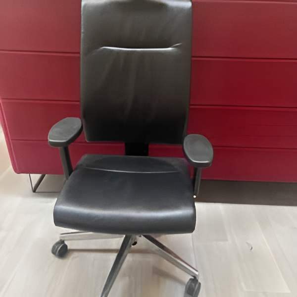 Fauteuil cuir noir Sokoa, accoudoir réglable, mécanisme synchronisé. Quantité 3 350,00 € HT unitaire