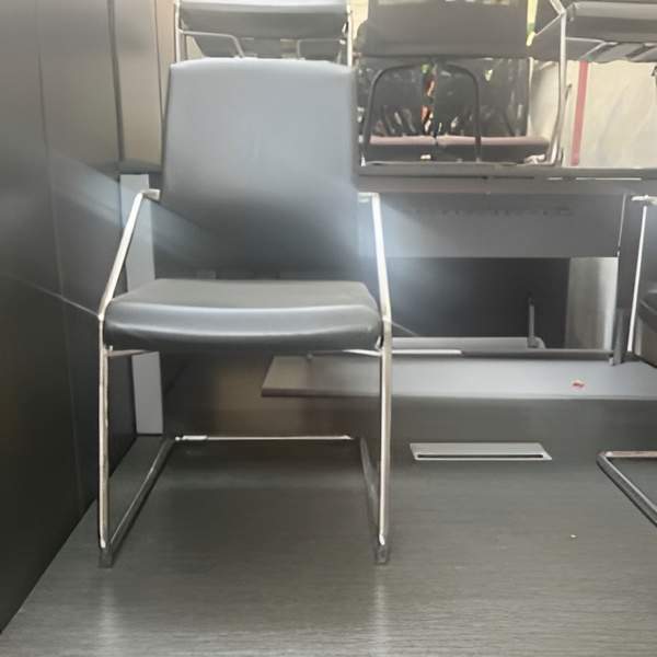 Fauteuil cuir noir, Sokoa, pied chromé. Quantité 9. 169,00 € HT unitaire