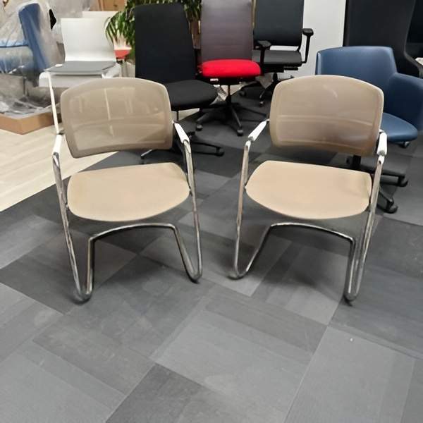 Fauteuil de réunion dossier résille coloris taupe. Sitland. Quantité 19. 99,00 €HT unitaire