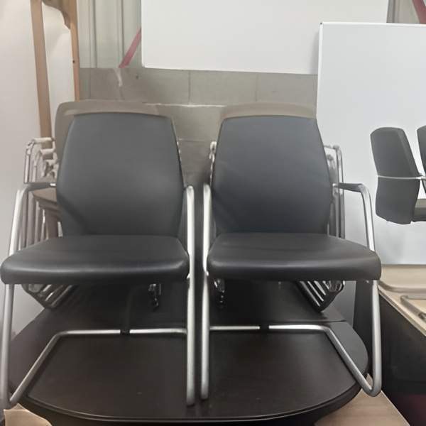  Fauteuil simi-cuir noir, Sitland, pied alu Saint-Étienne