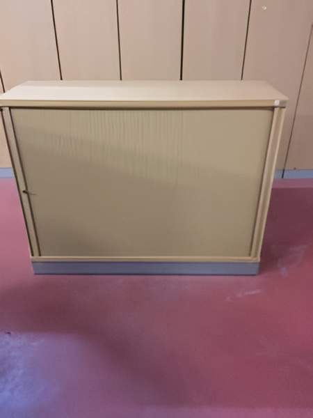 Armoire basse à rideau Kinnarps, coloris hêtre hauteur 85, largeur 120. Quantité 10. 169,00 € HT unitaire