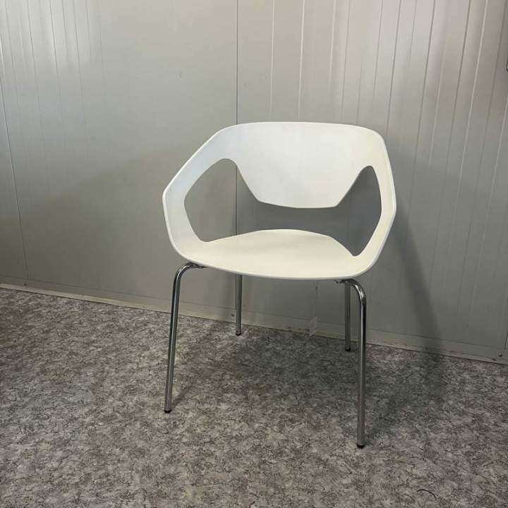 Fauteuil réception Liner. Disponible en noir, gris, blanc ou bleu marine. 98,75 € HT