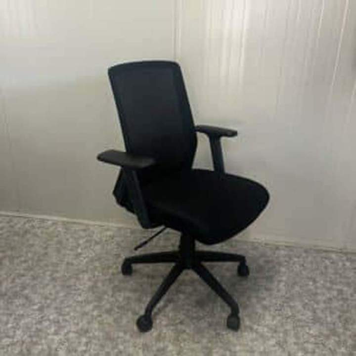 Fauteuil Bali a mouvement synchronisé. Accoudoir réglable, support lombaire. Tissu noir. 195,00 € HT