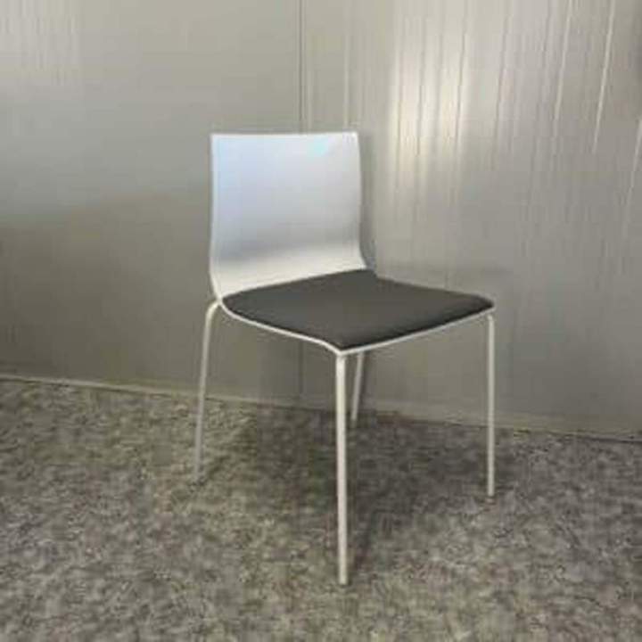 Chaise Slim visiteur ou réunion. Assise rembourrée en cuir. Disponible dans 16 coloris. 220,00 € HT