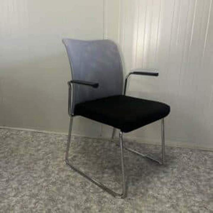Fauteuil visiteur ou de réunion Isy. Disponible en 100 coloris. 314,00 € HT