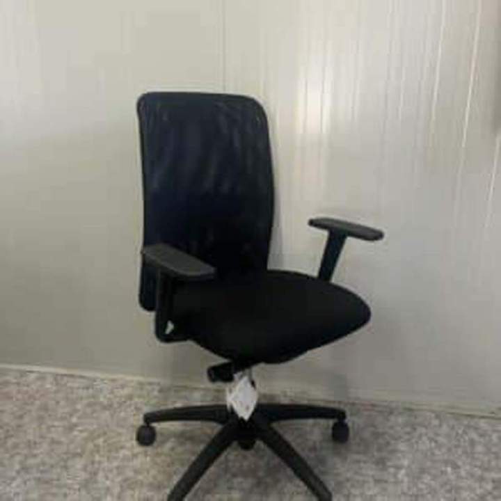 Fauteuil Otavo à mouvement synchronisé. Accoudoir réglable, translation d'assise, support lombaire. Disponible dans 100 coloris. 459,00 € HT