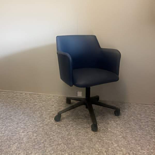  Fauteuil Dafné cuir synthetique bleu foncé. Assise réglable en hauteur. .   <s>726,00 € HT</s> -40%