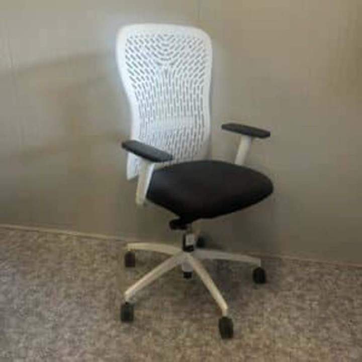 Fauteuil Flexa a mouvement synchronisé. Accoudoir réglable, translation d'assise, support lombaire. Disponible dans 100 coloris.