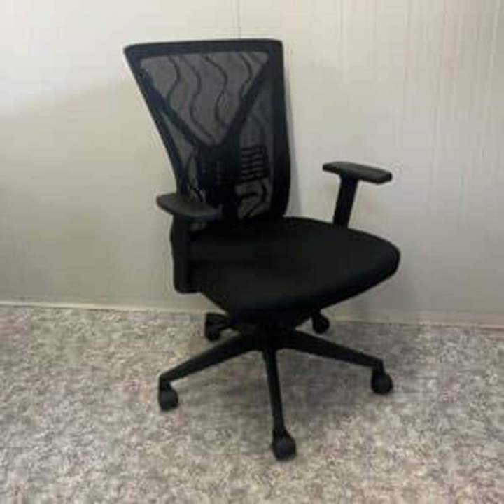 Fauteuil Gredi a mouvement synchronisé. Accoudoir réglable,support lombaire. Tissu noir. 180,00 € HT