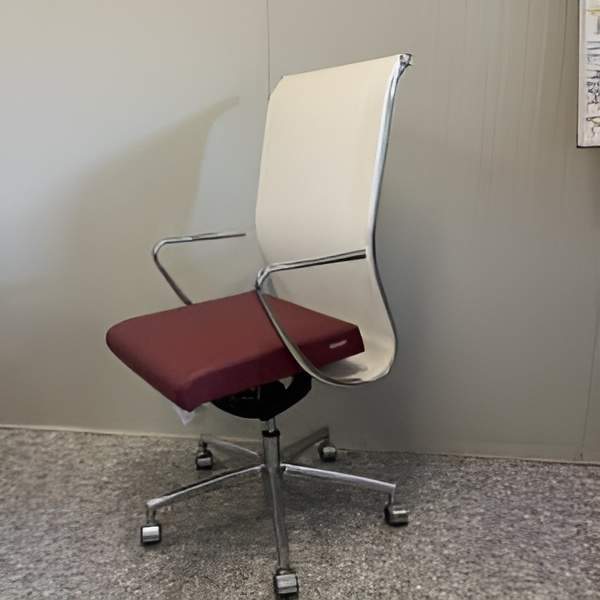  Fauteuil Dresschair en cuir synthétique bordeaux. Mécanisme Synchrotek, dossier haut en résille.  <s>1 362,00 € HT</s> -50%
