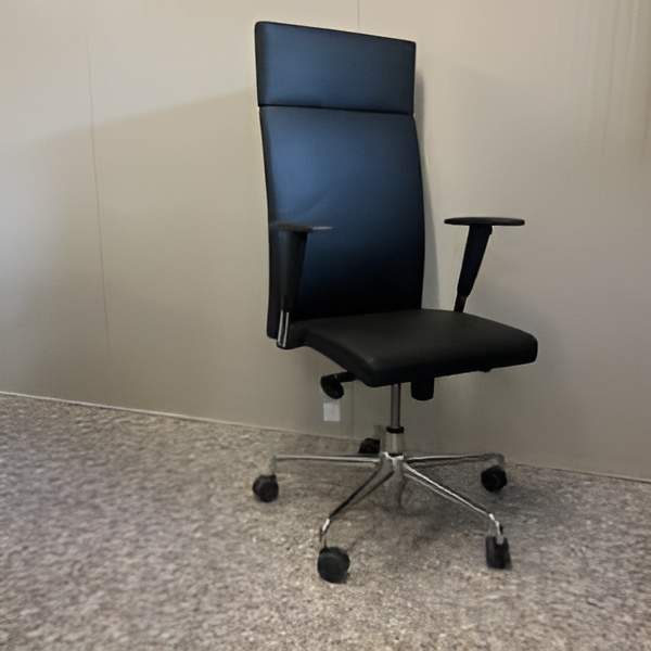  Fauteuil Viva en cuir noir. Mécanisme basculant, accoudoir réglable.  <s>1 356,00 € HT</s> -40%