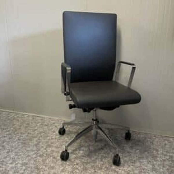 Fauteuil Forma dossier haut en cuir. Mécanisme Synchrotek, accoudoir métal recouvert de cuir, support lombaire. Disponible en 16 coloris. 1 683,00 € HT