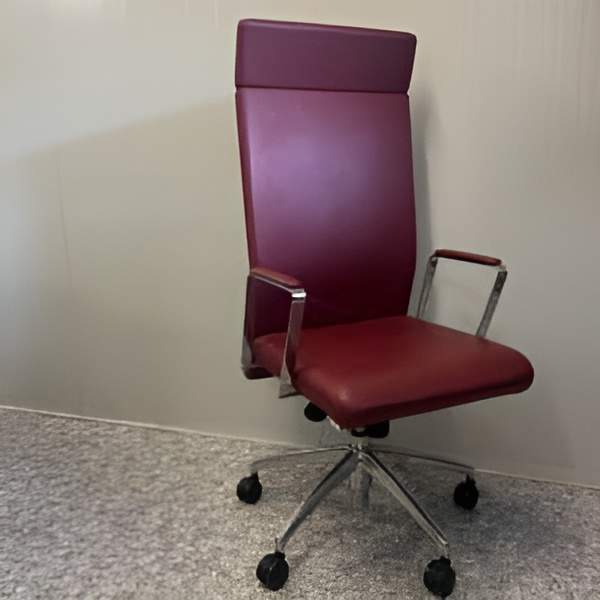  Fauteuil Forma en cuir synthétique à mouvement synchronisé, accoudoir métal recouvert.  <s>1 182,00 € HT</s> -50%