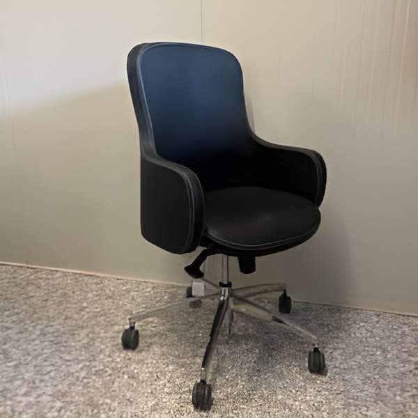 Fauteuil Giada entièrement recouvert de cuir noir. Dossier de hauteur moyenne, mécanisme basculant.  <s>1 029,00 € HT</s> -40%