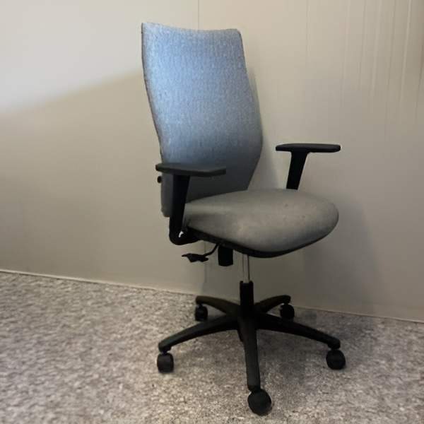  Fauteuil Otavo Quadra tissu gris à mouvement synchronisé. Accoudoir réglable, support lombaire.  <s>374,00 € HT</s> -40%
