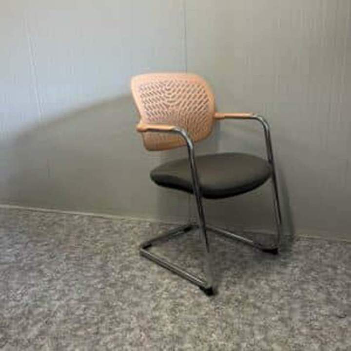 Chaise Slim visiteur ou réunion. Assise rembourrée en cuir. Disponible dans 16 coloris. 220,00 € HT