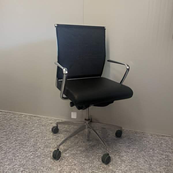  Fauteuil Attiva cuir noir. Mécanisme Synchrotek , dossier de hauteur moyen en résille , accoudoir chromé.  <s>1 362,00 € HT</s> -50%