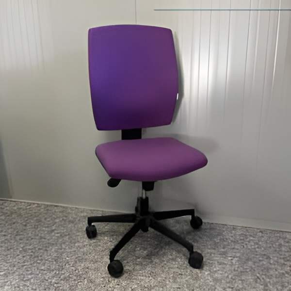 Chaise dactylo violette, mécanisme synchronisé.  <s>340,00 € HT</s> -50%