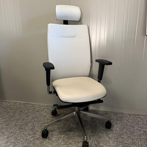 Fauteuil cuir blanc. Mécanisme synchronisé, accoudoir réglable.  <s>898,00 € HT</s> -50%