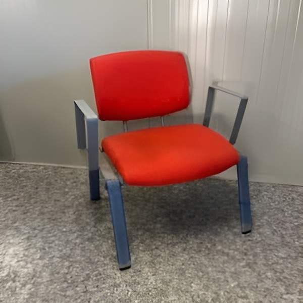  Chauffeuse d’accueil en tissu rouge, accoudoirs en métal. Quantité : 2.  <s>375,00 € HT</s> -60%