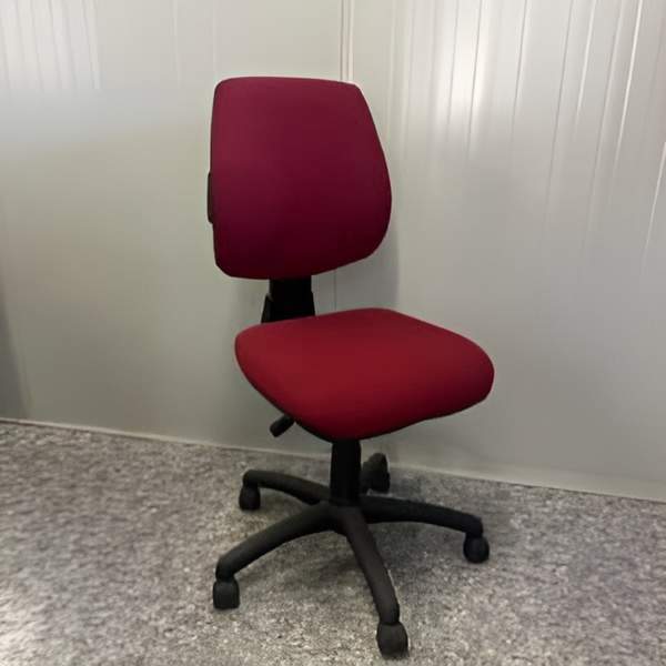 Chaise dactylo T BAR tissu bordeaux, mécanisme contact permanent. Quantité : 7.  <s>149,00 € HT</s> -50%