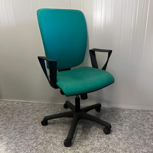  Fauteuil tissu vert. Mécanisme synchronisé, accoudoir fixe.  <s>325,00 € HT</s> -50%