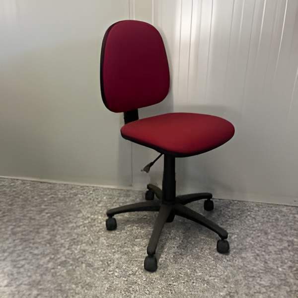 Chaise dactylo Saturn tissu bordeaux. Quantité : 18.  <s>99,00 € HT</s> -50%