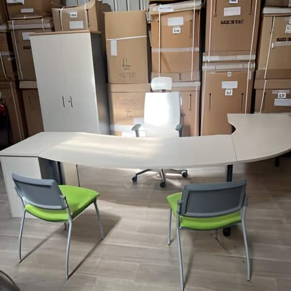 Ensemble bureau avec retour et caisson coloris érable. Quantité : 3.   <s>1 180,00 € HT unitaire</s> -50%