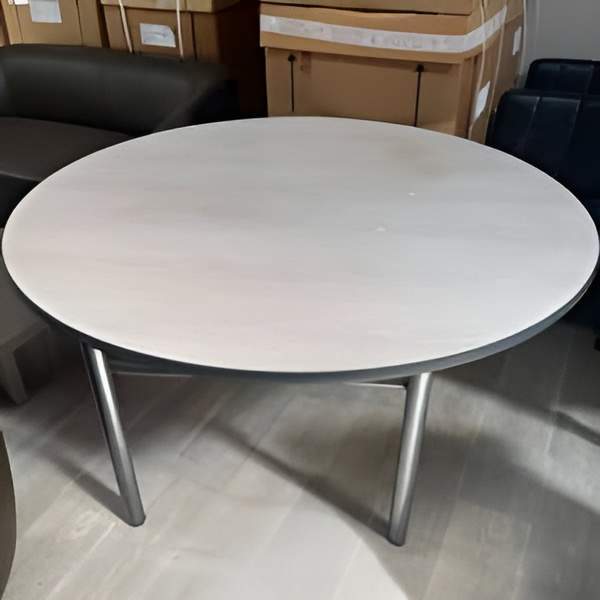 Table pliante diamètre 140. Quantité : 3.  <s>425,00 € HT unitaire</s> -50%