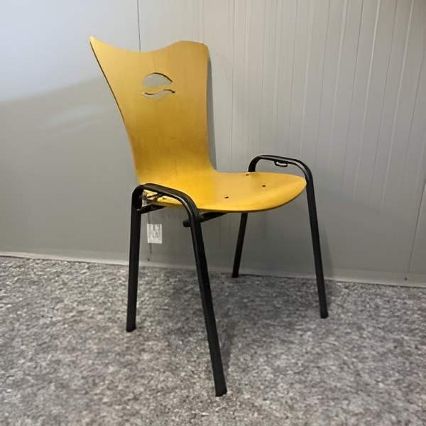 Chaise bois hètre jaune. Quantité : 20.  <s>120,00 € HT</s> -50%