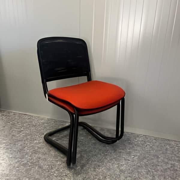 Chaise visiteur tissu rouge. Quantité : 2.  <s>105,00 € HT</s> -50%