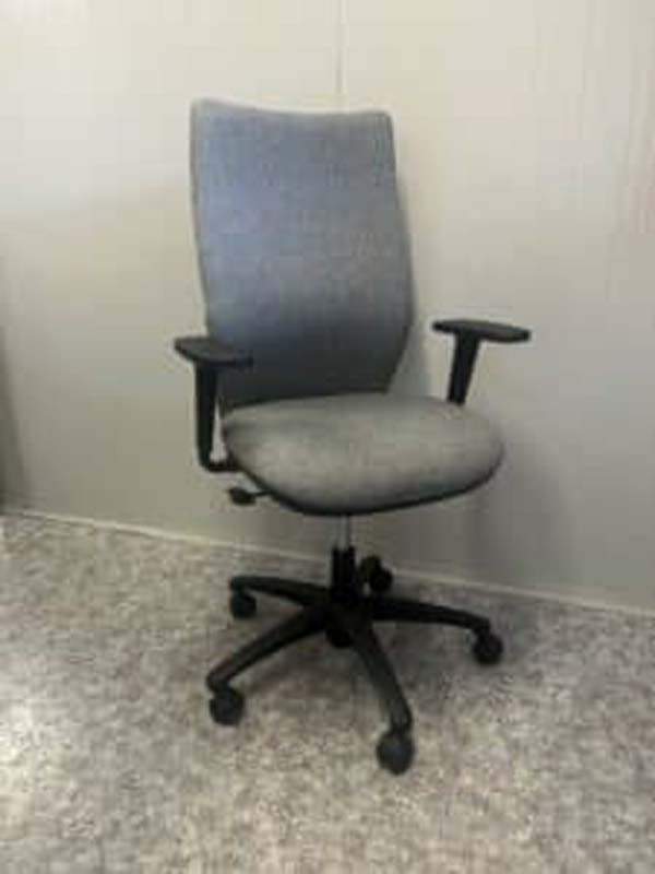 Fauteuil Otavo Quadra a mouvement synchronisé. Accoudoir réglable, support lombaire. Disponible en 100 coloris. 374,00 € HT