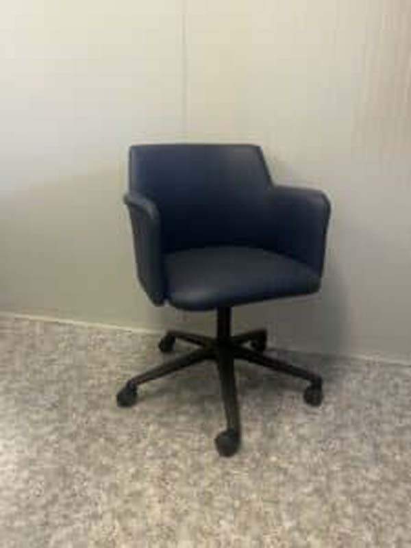 Fauteuil Dafne cuir. Assise réglable en hauteur. Disponible en 16 coloris. 876,00 € HT
