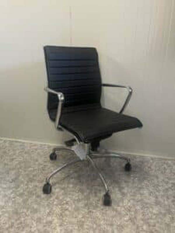 Fauteuil Alia en cuir noir. Mécanisme basculant, accoudoir chrome. Disponible en 16 coloris. 1 140,00 € HT