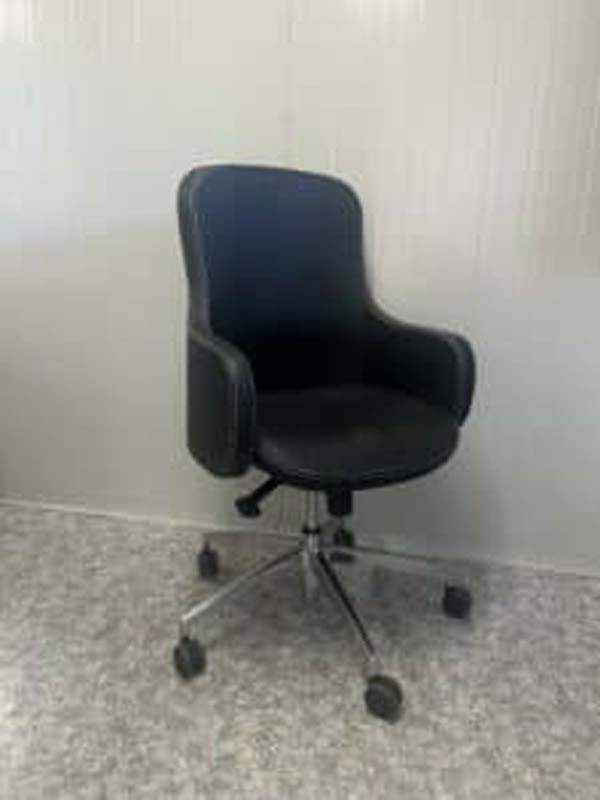 Fauteuil Giada en cuir. Dossier de hauteur moyenne, mécanisme basculant. 1 029,00 € HT