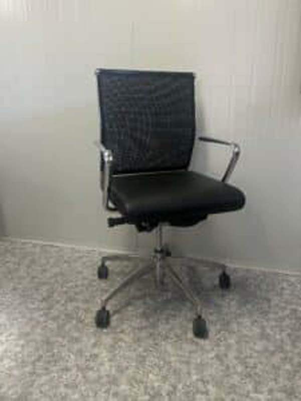 Fauteuil Attiva cuir. Mécanisme Synchrotek, dossier de hauteur moyen en résille, accoudoir chromé. Disponible en 16 coloris. 1 321,00 € HT
