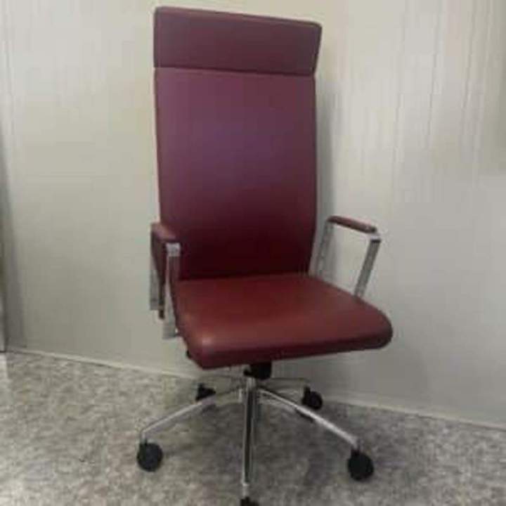 Fauteuil Forma en cuir à mouvement synchronisé, accoudoir métal recouvert de cuir. Disponible en 16 coloris. 1 182,00 € HT