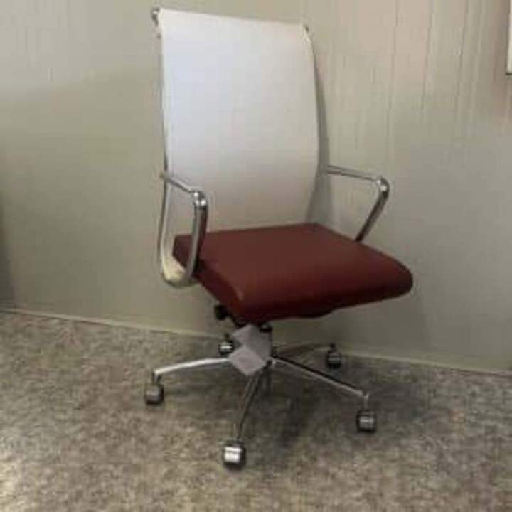 Fauteuil Dresschair en cuir. Mécanisme Synchrotek, dossier en résille, accoudoir chromé. Disponible en 16 coloris. 1 392,00 € HT