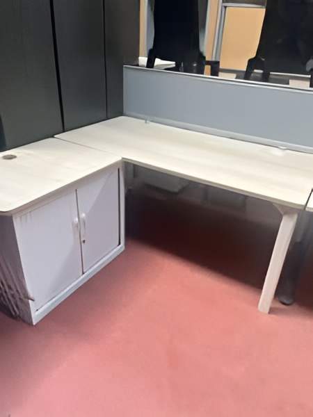 Bureau 160×80 avec retour armoire à rideau 80×60. coloris érable. Quantité 22. 300,00 € HT unitaire