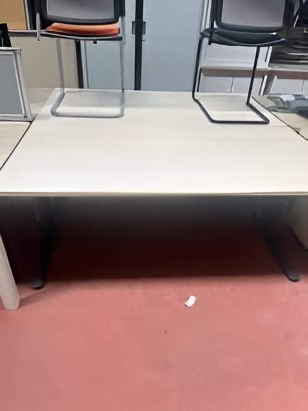 Bureau secrétaire 160×80,coloris érable. Quantité 2. 180 € HT unitaire
