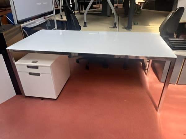 Bureau direction en verre,180×85. Quantité 2. 220,00 € HT unitaire