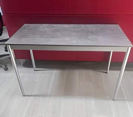 Table de réunion 120×60,plateau effet béton, pied rond gris alu. Quantité 5. 69,00 € HT unitaire