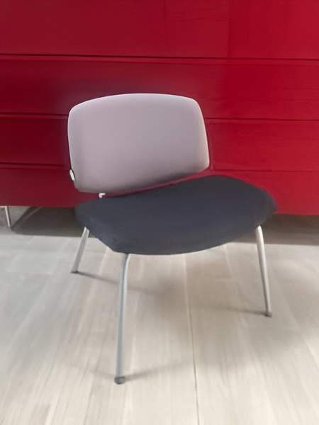 Chauffeuse d’accueil Eurosit , dossier gris, assise tissu noir, pied alu. Quantité 4. 129,00 € HT unitaire