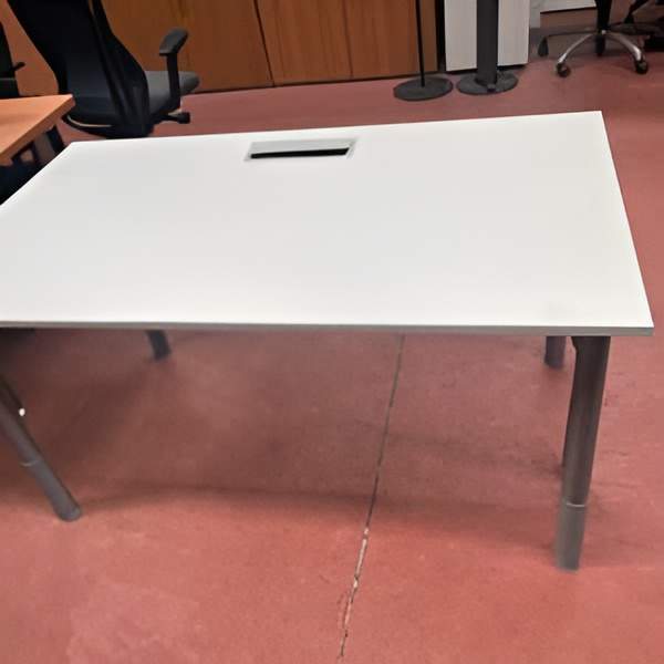 Bureau de marque Kinnarps avec plateau blanc, pied alu et passage de câbles. 140 x 80 cm. Quantité : 60. 169,00 € HT unitaire.