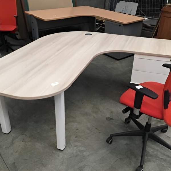 Bureau compact 180×160 avec caisson hauteur bureau. coloris érable, pied blanc. Quantité 4. 350,00 € HT unitaire