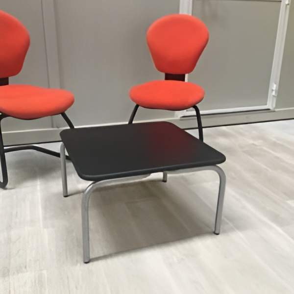 Chaise réception luge, Sokoa, tissu orange, pied noir. Quantité 4. 60,00 € HT unitaire
